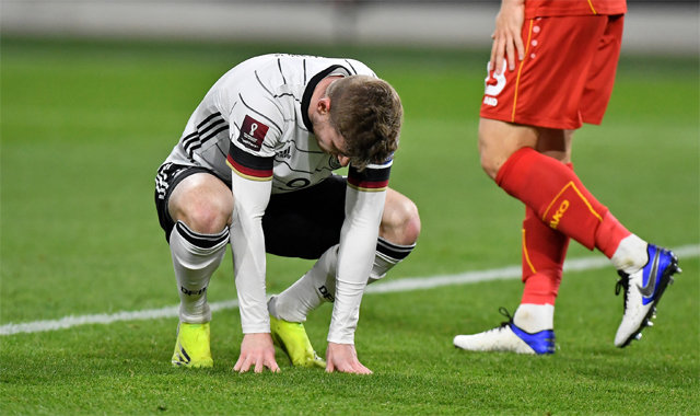 독일 축구대표팀의 티모 베르너(왼쪽)가 1일 독일 뒤스부르크의 샤우인슬란트라이젠 아레나에서 열린 2022 카타르 월드컵 유럽 지역 예선 J조 북마케도니아와의 3차전에서 1-1로 맞선 후반 34분 골문 앞에서 완벽한 슈팅 기회를 놓친 뒤 고개를 떨구고 있다. 독일은 1-2로 졌다. 독일이 월드컵 예선에서 진 것은 2001년 월드컵 예선 잉글랜드전 패배 이후 20년 만이자 36경기 만이다. 뒤스부르크=AP 뉴시스