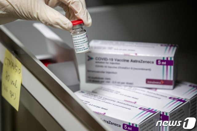 3월 11일 서울 중랑구 보건소에서 한 직원이 신종 코로나바이러스 감염증(코로나19) 아스트라제네카(AZ) 백신을 백신냉장고에서 꺼내고 있다. 2021.3.11/뉴스1 © News1