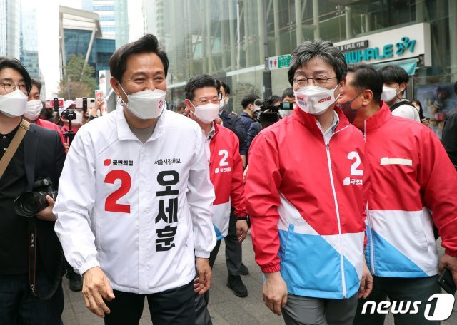 오세훈 국민의힘 서울시장 후보와 유승민 전 의원이 2일 오후 서울 마포구 상암DMC 거리에서 뚜벅이 순회 인사를 하고 있다. 2021.4.2 © News1 국회사진취재단