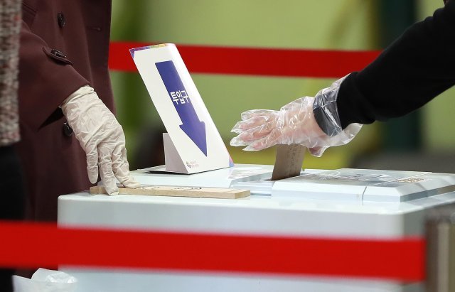 4·7 재보궐 선거 사전투표 첫날인 2일 최종 투표율이 9.14%로 집계됐다. 뉴스1