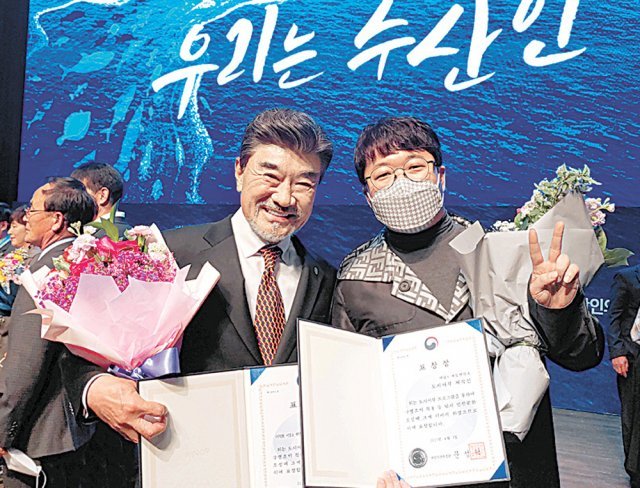 1일 경북 포항시에서 열린 ‘수산인의 날’ 기념식에서 해양수산부 장관 표창을 받은 ‘도시어부’ 출연 배우 이덕화(왼쪽)와 장시원 채널A CP. 채널A 제공