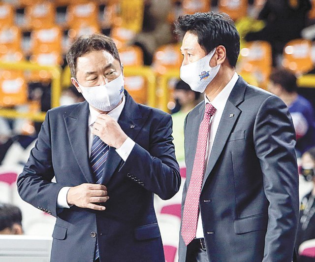 전창진 감독(왼쪽)을 보좌해 프로농구 KCC의 정규리그 우승을 이끈 강양택 코치. KBL 제공