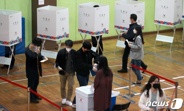 4·7재보선 사전투표 첫 날인 7일 오후 서울 종로구청에 마련된 종로1·2·3·4가동 사전투표소에서 유권자들이 투표를 하고 있다./뉴스1 © News1
