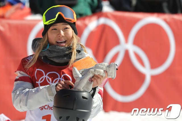 클로이 김이 2018 평창동계올림픽 스노보드 여자 하프파이프에서 금메달을 확정한 후 기뻐하고 있다. 사진=뉴스1