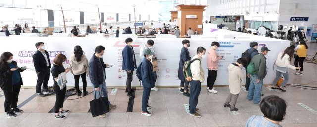 4·7 재·보궐선거 사전투표 첫날인 지난 2일 오후 유권자들이 서울역에 설치된 투표소에서 줄을 서 투표를 기다리고 있다. 뉴스1