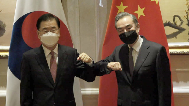3일 중국 푸젠성 샤먼 하이웨호텔에서 열린 한중 외교장관 회담에 앞서 기념촬영을 하는 정의용 외교부 장관(왼쪽)과 왕이 중국 외교부장. 외교부 영상