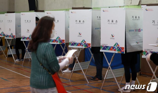 4·7재보선 사전투표 첫 날인 7일 오후 서울 종로구청에 마련된 종로1·2·3·4가동 사전투표소에서 유권자들이 투표를 하고 있다. 2021.4.2 © News1