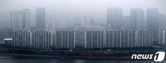 서울 영등포구 여의도 63아트에서 바라본 서울 도심 아파트 단지가 짙은 안갯속에 묻혀있다. 2021.3.28 뉴스1 © News1