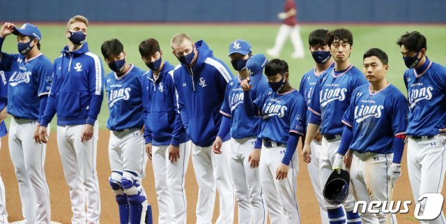 3일 오후 서울 고척스카이돔에서 열린 ‘2021 신한은행 SOL KBO 리그’ 키움히어로즈와 삼성라이온즈의 개막 경기에서 1대6으로 패배한 삼성 선수들이 아쉬운 표정을 짓고 있다. 2021.4.3/뉴스1 (서울=뉴스1)