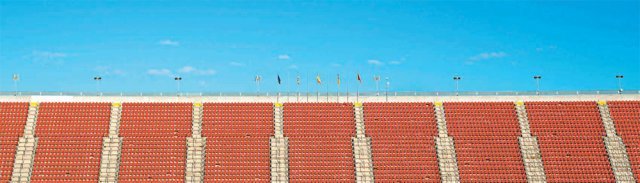 코로나19로 관중 입장이 금지되면서 관객석이 텅 비어 있는 축구 경기장. 게티이미지코리아