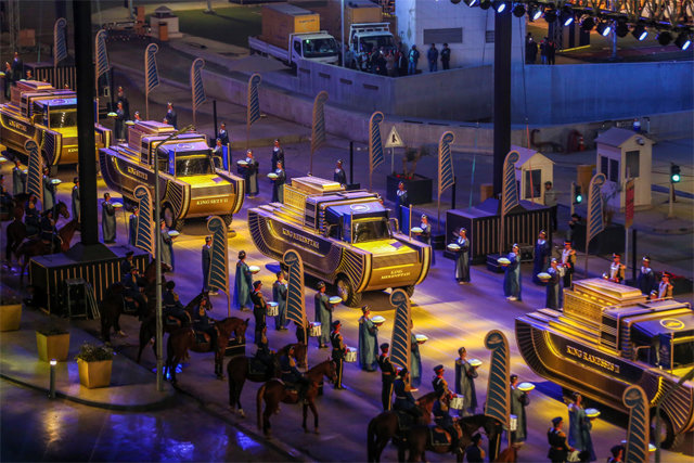 3일 람세스 2세 등 고대 이집트 왕국의 파라오 미라 22구를 실은 황금색 차량들이 이집트 박물관에서 7km떨어진 곳에 새로 건립된 국립문명박물관으로 이동하고 있다. 카이로=AP 뉴시스