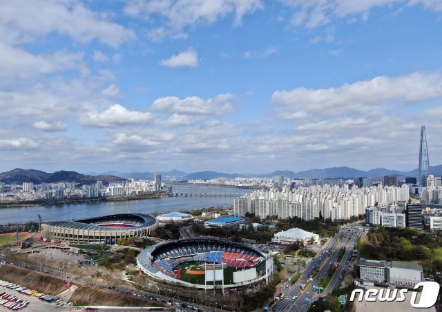 절기상 하늘이 맑아진다는 청명(淸明)인 4일 오후 서울 송파구 잠실야구장에서 열린 ‘2021 신한은행 SOL KBO리그’ KIA 타이거즈와 두산 베어스의 개막전을 축하하듯 야구장 뒤로 파란하늘이 펼쳐져 있다. 2021.4.4 © News1