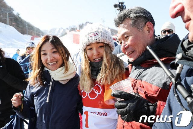 ‘스노보드 천재’ 한국계 미국인 클로이 김이 2018 평창동게올림픽 스노보드 여자 하프파이프에서 금메달을 차지한 후 재미교포 아버지 김종진, 어머니 윤보란씨와 경기장을 빠져나가고 있다. 2018.2.13 © News1