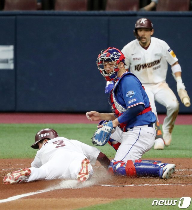 3일 오후 서울 고척스카이돔에서 열린 ‘2021 신한은행 SOL KBO 리그’ 키움히어로즈와 삼성라이온즈의 개막 경기에서 키움 김혜성이 5회말 1사 1루에서 송우현의 타구 때 상대 실책을 틈타 홈까지 쇄도해 득점에 성공하고 있다. 2021.4.3/뉴스1 © News1