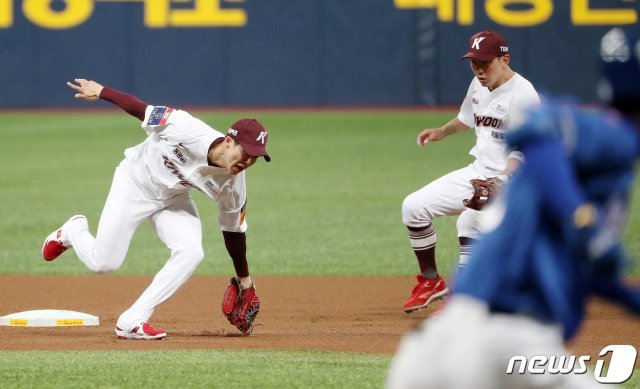 3일 오후 서울 고척스카이돔에서 열린 ‘2021 신한은행 SOL KBO 리그’ 키움히어로즈와 삼성라이온즈의 개막 경기에서 키움 유격수 김혜성이 1회초 2사 삼성 구자욱의 내야 땅볼을 캐치하고 있다. 2021.4.3/뉴스1 © News1