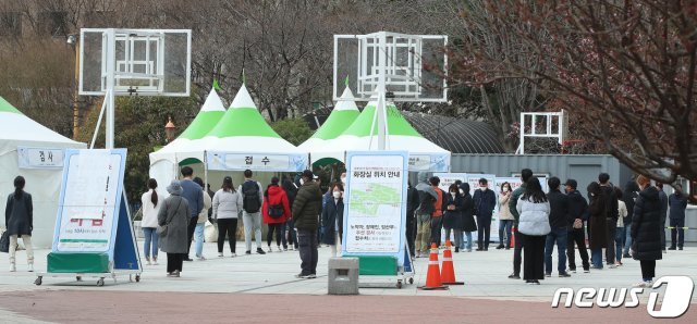 지난 3월19일 대구 중구 국채보상운동기념공 임시선별검사소에서 시민들이 코로나19 진단검사를 받기 위해 기다리고 있다. (사진은 기사 내용과 무관함) 2021.3.19 /뉴스1 © News1