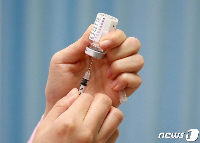 아스트라제네카 코로나19 백신을 주사기에 분주하고 있다. © News1