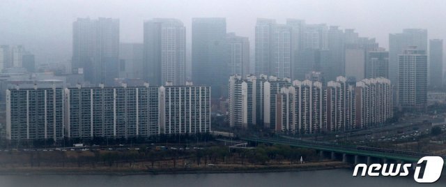 서울 도심 아파트 단지가 짙은 안갯속에 묻혀있다. 2021.3.28 © News1