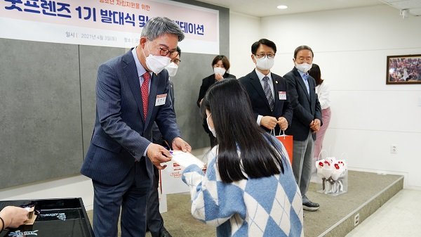 굿피플 김천수 회장이 발대식에 참여한 아동을 격려하고 있다.