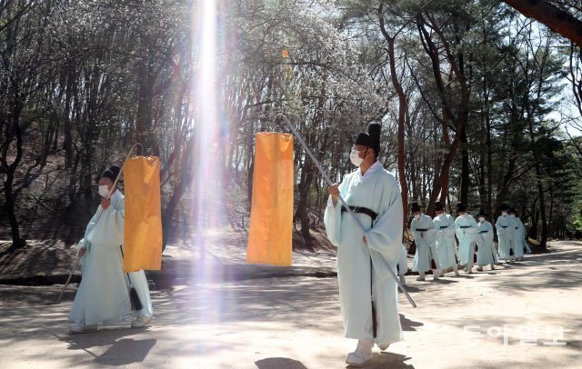 한식인 5일 경기 구리시 태조 이성계의 건원릉 봉분을 덮고 있는 억새를 베고 고유제를 지내고 있다.