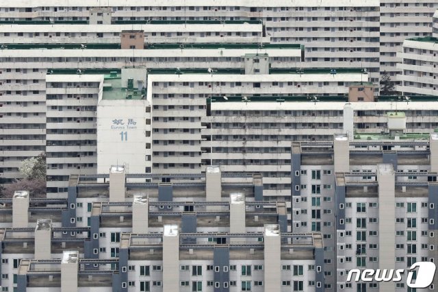 서울 강남 은마아파트를 비롯한 일대 아파트 단지 모습. 2021.4.2/뉴스1 © News1