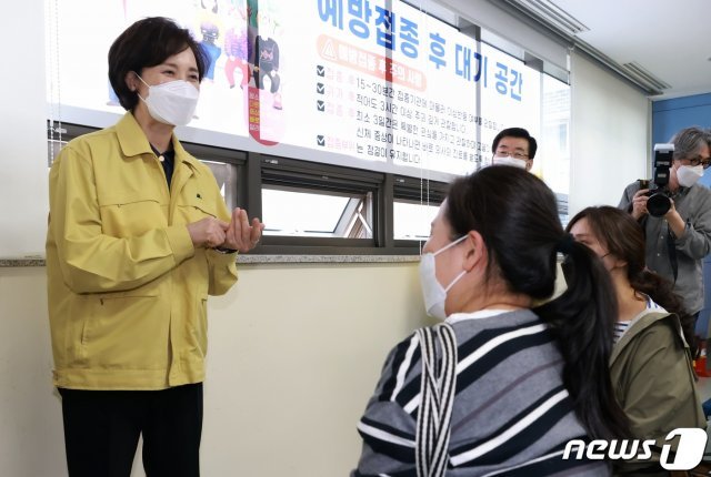 유은혜 사회부총리 겸 교육부 장관이 2일 학교 교직원 대상 신종 코로나바이러스 감염증(코로나19) 백신 접종이 시작된 경기도 성남 수정구보건소에서 접종 참관 후 대화를 나누고 있다. (교육부 제공) 2021.4.2/뉴스1