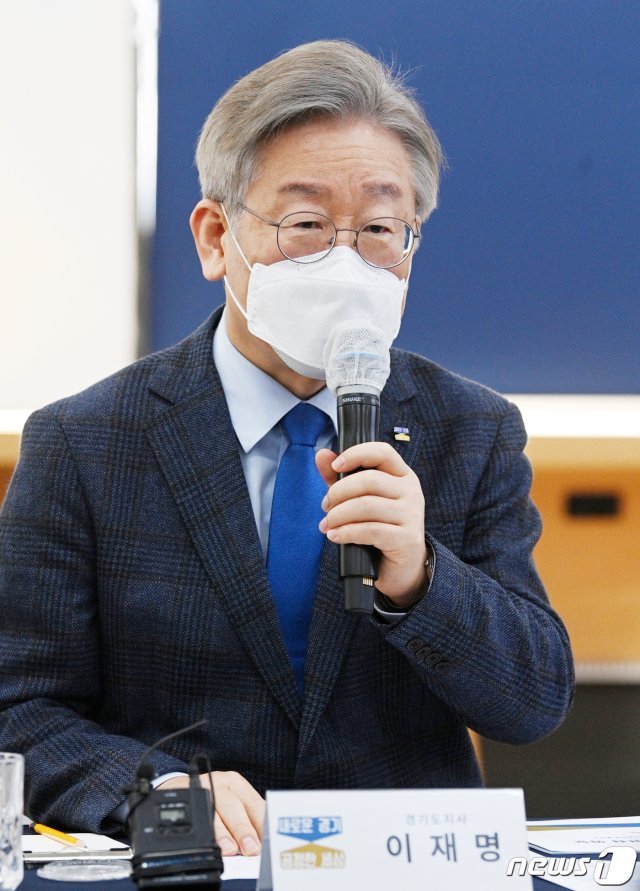 이재명 경기도지사는 5일 “이윤을 위해 사람에 함부로 하는 것을 ‘혁신’이라 부를 수 없다. 기술이 발전되었을 뿐 또다른 형태의 불공정 경제”라고 비판했다. © News1