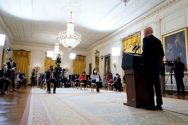 바이든 대통령 취임 후 65일 만에 열린 첫 기자회견 모습. 거리두기 원칙 때문에 10~15명의 기자만 참석했다. ABC방송