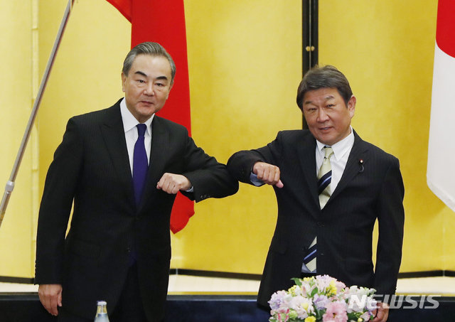 왕이 중국 외교 담당 국무위원 겸 외교부장(왼쪽) 모테기 도시미쓰 일본 외무상(오른쪽). 뉴시스