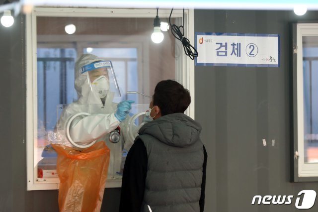 5일 서울 중구 서울역광장에 마련된 신종 코로나바이러스 감염증(코로나19) 임시선별진료소에서 시민이 검사를 받고 있다. 2021.4.5 © News1