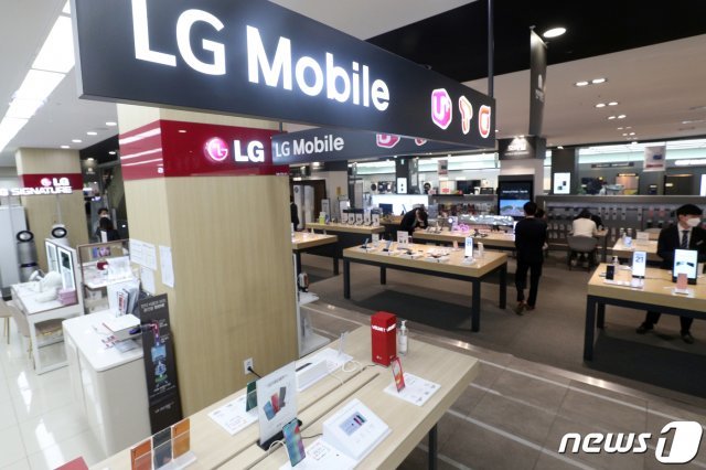 LG전자의 스마트폰 사업 철수 발표로 시장의 지각 변동이 예상된다. 5일 서울시내 한 전자제품 매장에 LG 휴대폰이 진열돼 있는 모습. © News1