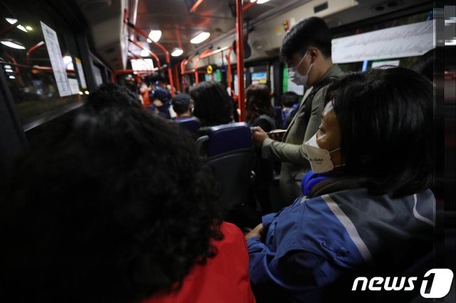 박영선 더불어민주당 서울시장 후보는 6일 새벽 ‘노회찬 버스’로 알려진 6411번 시내버스 첫차를 타고 출근길에 오른 시민들과 만났다. (박 후보 페이스북 갈무리) 2021.04.06