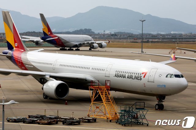인천국제공항공사 1터미널 계류장에 있는 아시아나여객기의 모습.2020.10.12/뉴스1 © News1