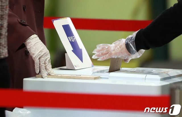 4·7재보선 사전투표 첫 날인 지난 2일 오후 서울 종로구청에 마련된 종로1·2·3·4가동 사전투표소에서 유권자들이 투표를 하고 있다. 2021.4.2/뉴스1 © News1