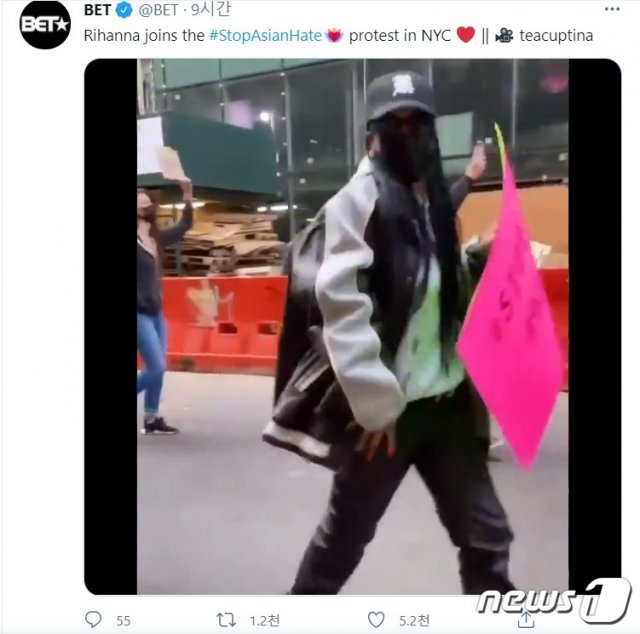 미국 흑인 팝스타 리한나가 4일(현지시간) 뉴욕에서 열린 아시아계 혐오 반대 집회에 참여한 모습. 인스타그램 게시물 갈무리.