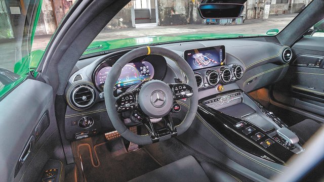 국내에 출시되는 ‘더 뉴 메르세데스AMG GT R’의 내부 모습. 12.3인치 풀 디지털 계기반과 10.25인치 멀티미디어 디스플레이가 운전자를 사로잡는다. 메르세데스벤츠코리아 제공