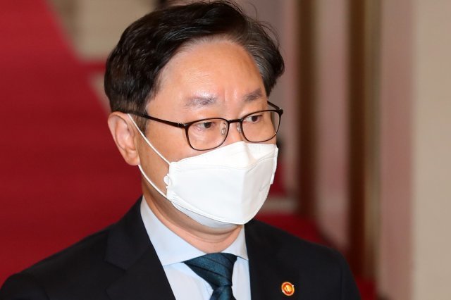 박범계 법무부 장관이 6일 오전 서울 종로구 정부서울청사에서 열린 국무회의에 참석하고 있다. 뉴스1
