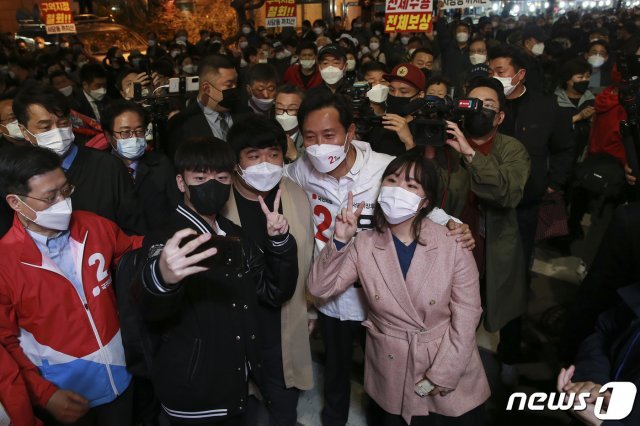 오세훈 국민의힘 서울시장 후보가 31일 오후 서울 동작구 총신대입구역 앞에서 함께 지원유세를 벌인 청년들과 기념촬영을 하고 있다. 2021.3.31/뉴스1 © News1