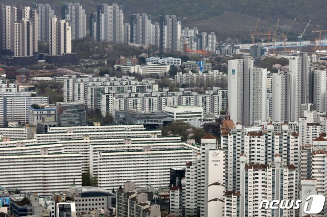 서울 강남 은마아파트를 비롯한 일대 아파트 단지 모습. 2021.4.2/뉴스1 © News1