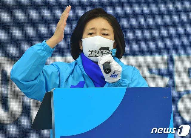 박영선 더불어민주당 서울시장 후보가 6일 서울 종로구 동화면세점 앞에서 열린 광화문 집중유세에서 지지를 호소하고 있다. 2021.4.6/뉴스1 © News1