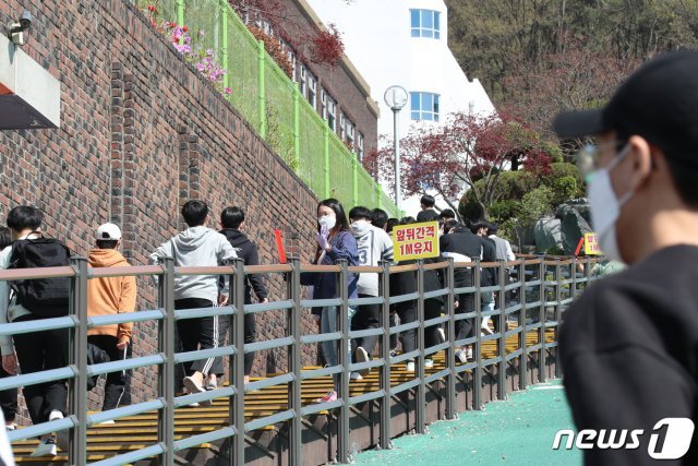 6일 대전 한 고등학교에서 학생들이 전수조사를 받기 위해 선별진료소로 향하고 있다. 2021.4.6/뉴스1 © News1