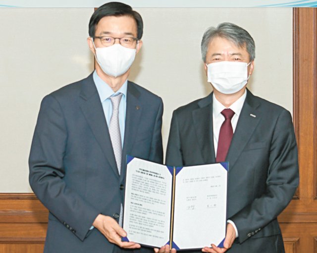 5일 업무협약을 맺은 이인호 한국무역보험공사 사장(오른쪽)과 방문규 수출입은행장. 한국무역보험공사 제공