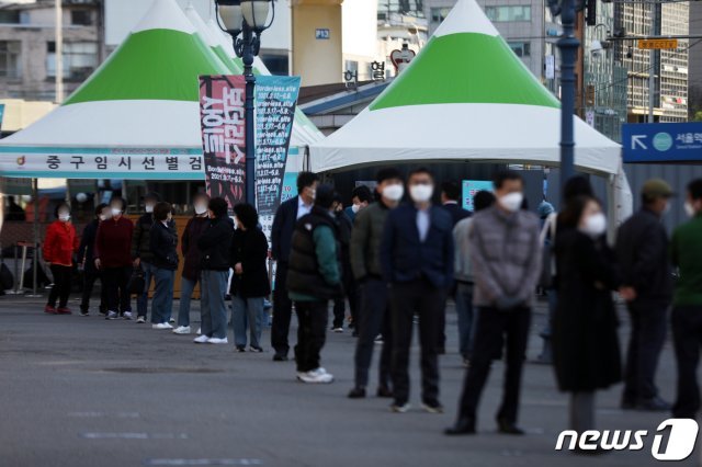 서울 중구 서울역광장에 마련된 임시선별진료소에서 시민들이 검사를 기다리고 있다. 2021.4.5/뉴스1 © News1