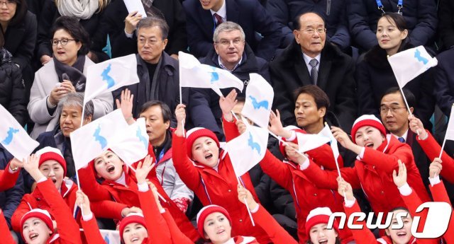 문재인 대통령과 김정숙 여사가 10일 강원도 강릉 관동하키센터에서 열린 2018 평창동계올림픽 B조 조별리그 여자 아이스하키 단일팀과 스위스의 1차전 경기를 찾아 북한 김여정 노동당 중앙위원회 제1부부장, 김영남 최고인민회의 상임위원장과 함께 응원하고 있다. 2018.2.11 © News1