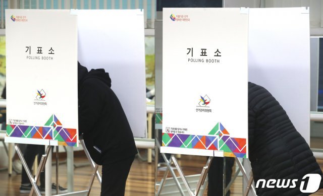4·7재보궐 선거일인 7일 오전 서울 광진구 능동로 중곡2동주민센터에 마련된 투표소에서 시민들이 투표를 하고 있다. 2021.4.7 © News1