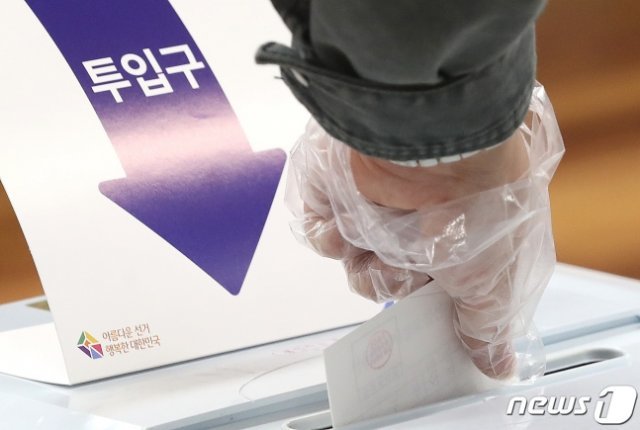 4·7재보궐 선거일인 7일 오전 서울 광진구 능동로 중곡2동주민센터에 마련된 투표소에서 한 시민이 투표를 하고 있다. 뉴스1
