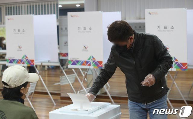 4·7재보궐 선거일인 7일 오전 서울 광진구 능동로 중곡2동주민센터에 마련된 투표소에서 한 시민이 투표를 하고 있다. 2021.4.7 © News1