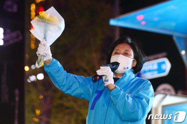 박영선 더불어민주당 서울시장 후보가 6일 서울 마포구 상상마당 인근에서 열린 집중유세에서 지지를 호소하고 있다. 2021.4.6 © News1 국회사진취재단