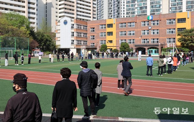 서울·부산시장 보궐선거일인 7일 오전 서울 서초구 원명초등학교에 마련된 서초4동 제3, 4투표소에 유권자들이 길게 줄 서 투표 차례를 기다리고 있다. 양회성 기자 yohan@donga.com