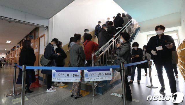 4·7재보궐 선거일인 7일 오전 서울 광진구 중곡동 용마초등학교에 마련된 투표소에서 시민들이 투표를 위해 줄지어 기다리고 있다. 2021.4.7 © News1